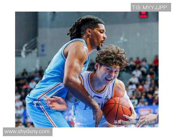 方硕在篮球赛场上的崛起与成长之路：从青涩新秀到球队核心的蜕变故事